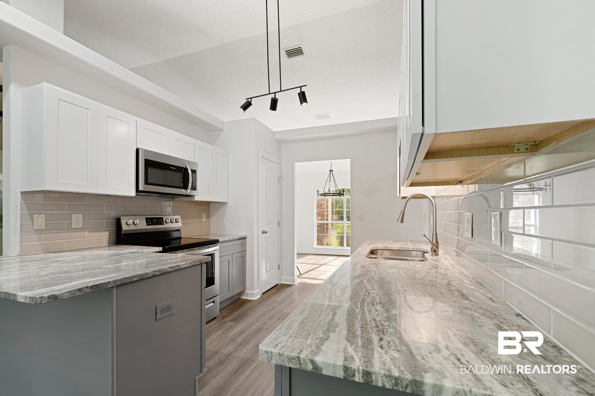 4628 Spinnaker Way Orange Beach, AL 36561 - Photo 5 of 28 Updated Kitchen