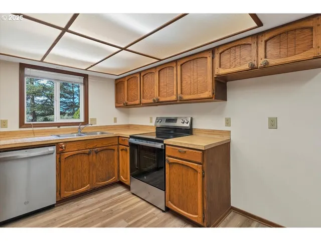 $399,000 | 2520 South Crestline Drive, Waldport, OR 97394