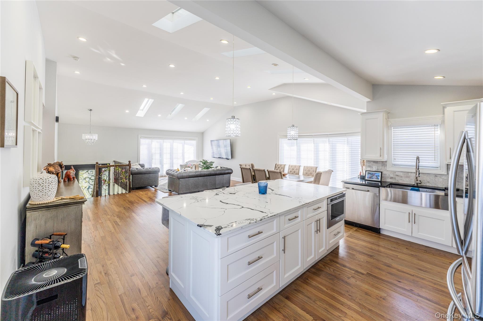 7 Dunhill Road Manhasset Hills, NY 11040 - Photo 13 of 35