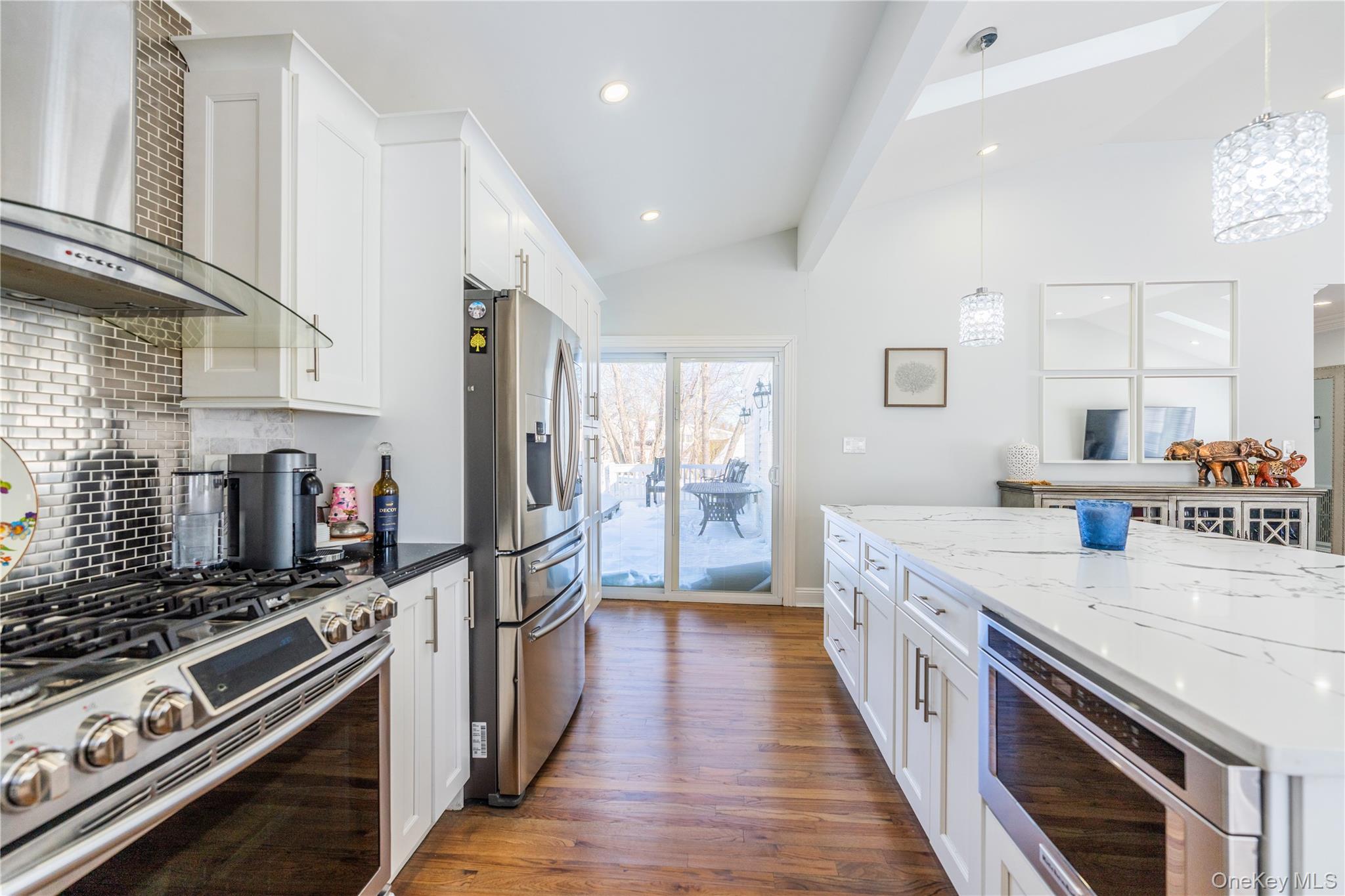 7 Dunhill Road Manhasset Hills, NY 11040 - Photo 14 of 35