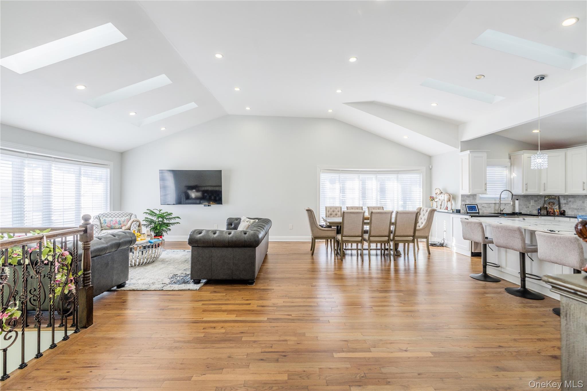 7 Dunhill Road Manhasset Hills, NY 11040 - Photo 17 of 35