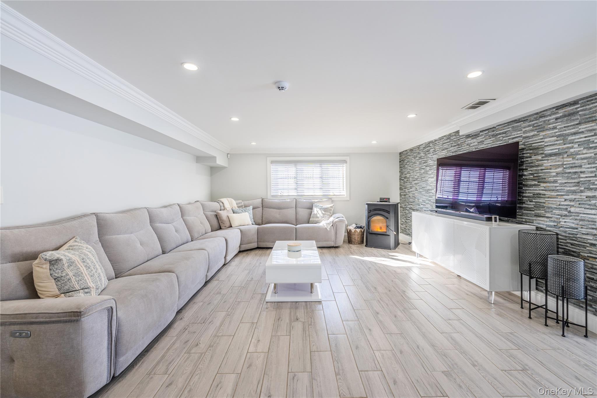 7 Dunhill Road Manhasset Hills, NY 11040 - Photo 28 of 35