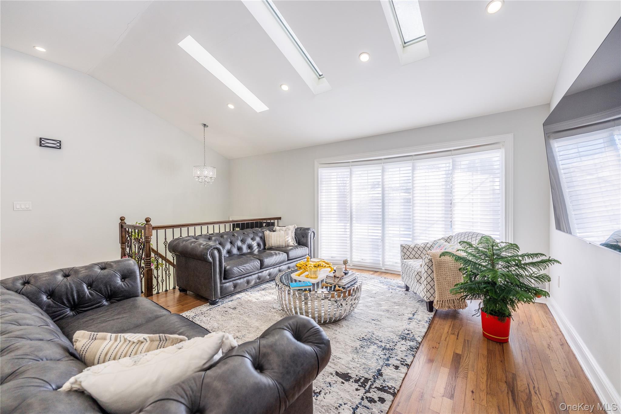 7 Dunhill Road Manhasset Hills, NY 11040 - Photo 4 of 35