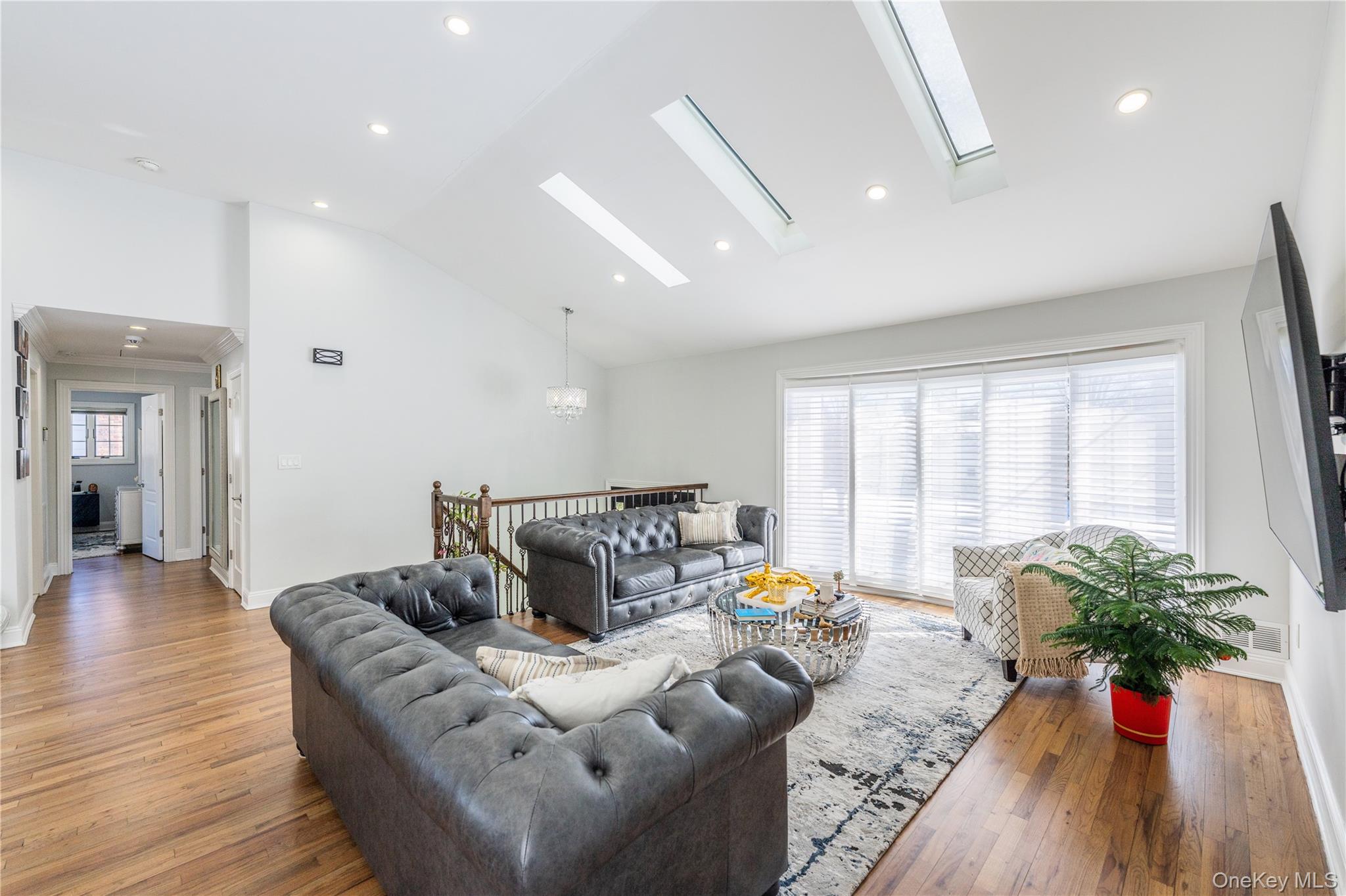 7 Dunhill Road Manhasset Hills, NY 11040 - Photo 5 of 35