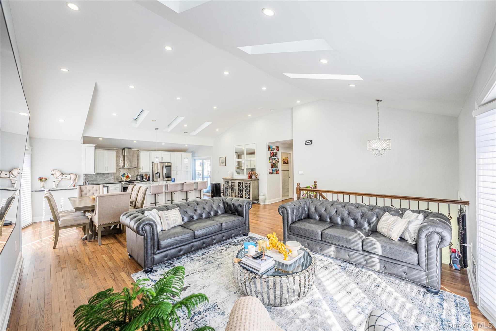 7 Dunhill Road Manhasset Hills, NY 11040 - Photo 8 of 35