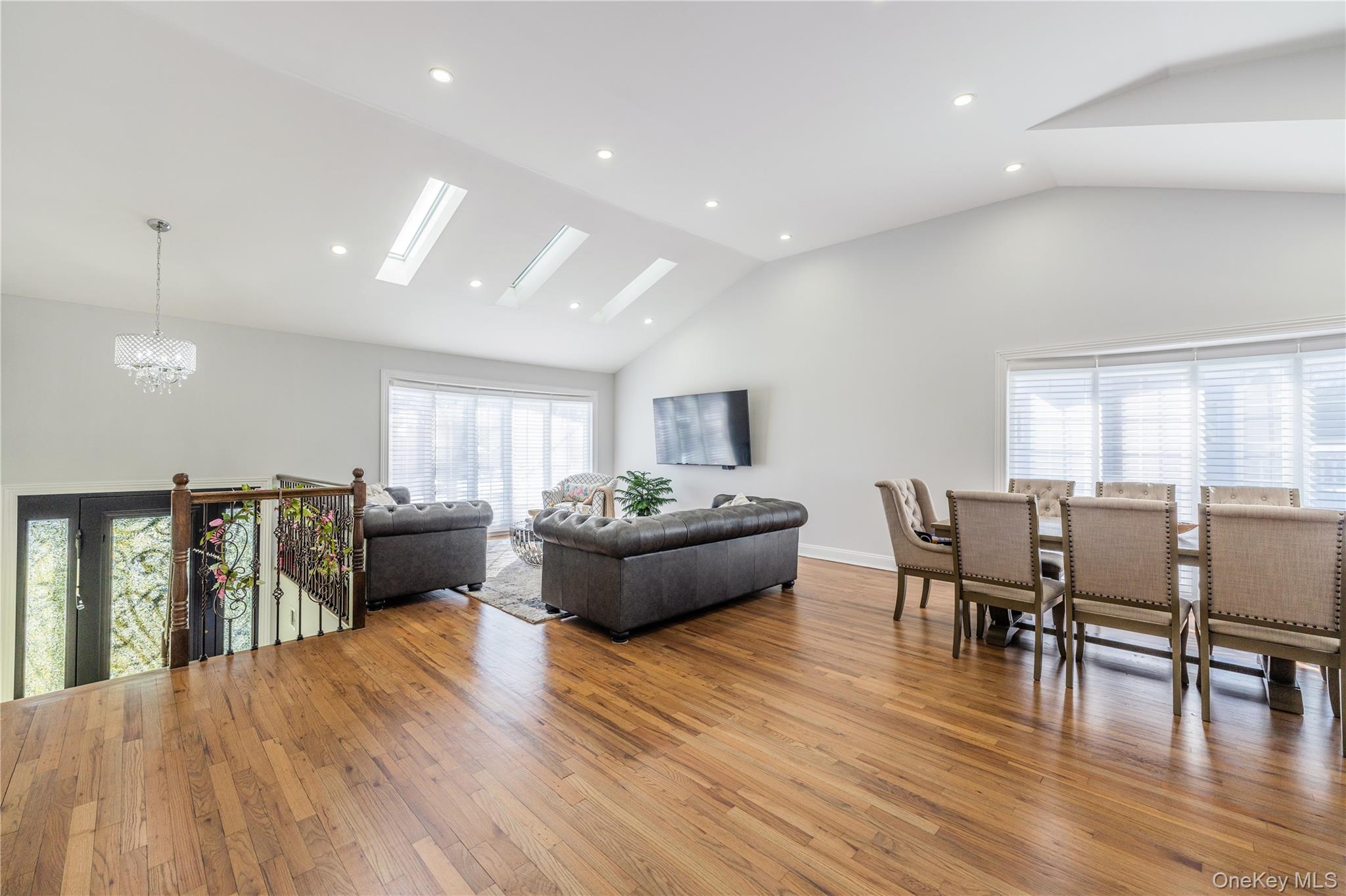 7 Dunhill Road Manhasset Hills, NY 11040 - Photo 9 of 35