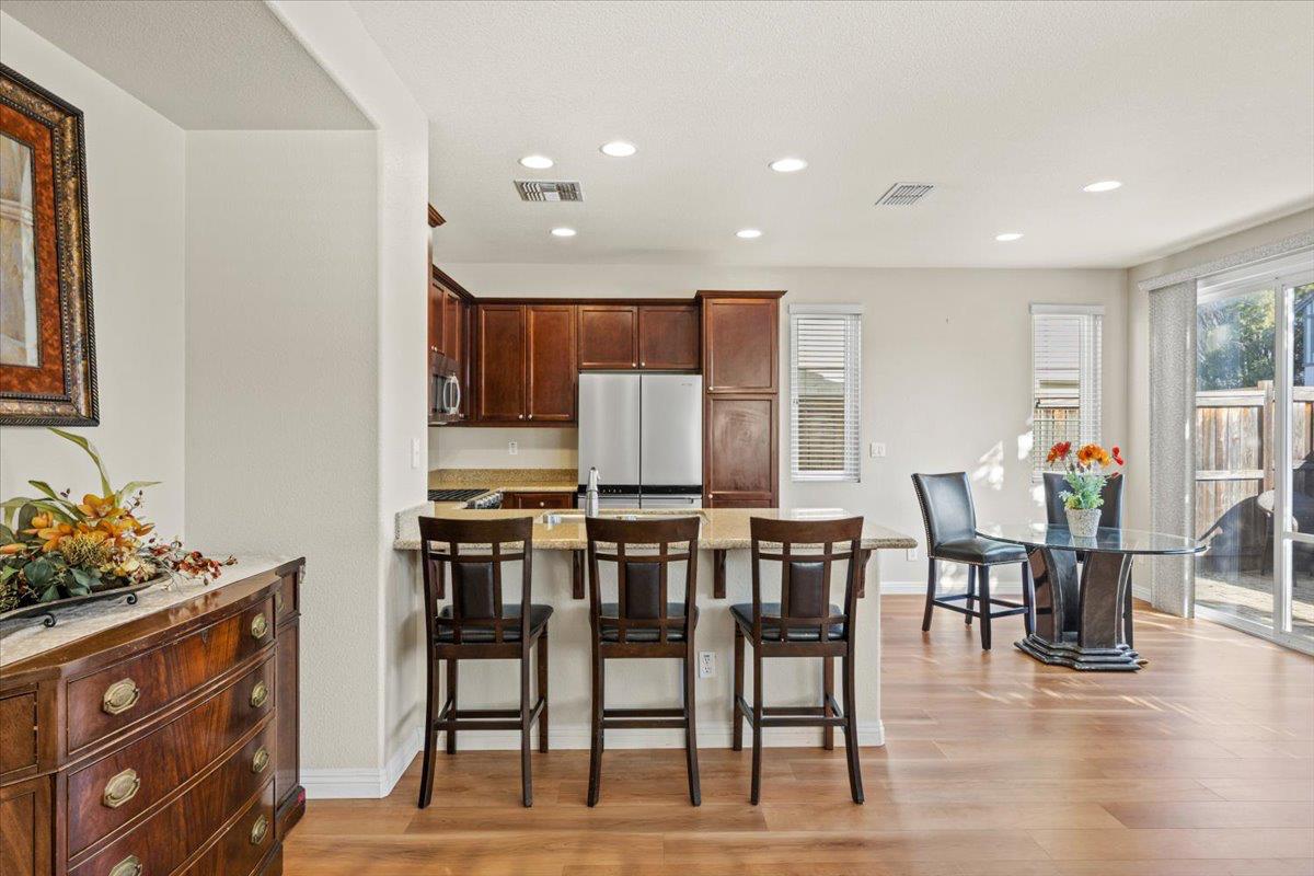 1000 Impressionist Loop Roseville, CA 95747 - Photo 7 of 33 a view of kitchen with breakfast area