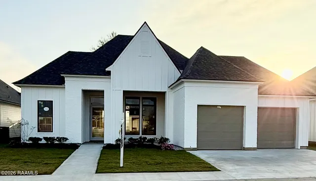 $417,175 | 305 Grand Oak Drive, Broussard, LA 70518