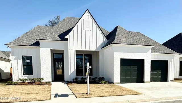 $417,175 | 305 Grand Oak Drive, Broussard, LA 70518