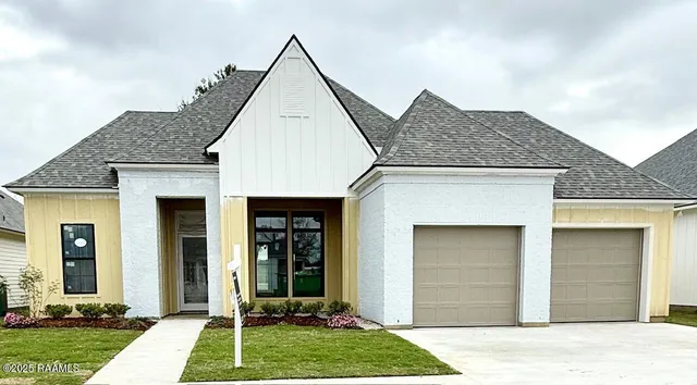 $417,175 | 305 Grand Oak Drive, Broussard, LA 70518