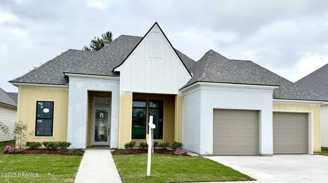 $417,175 | 305 Grand Oak Drive, Broussard, LA 70518
