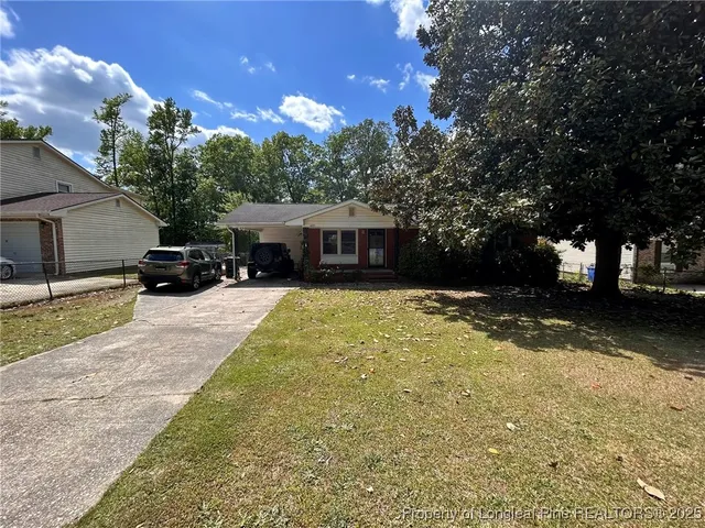 a view of a house with a yard