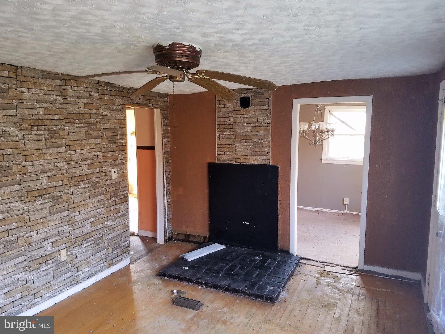 191 Back Neck Road Bridgeton, NJ 08302 - Photo 3 of 12 Living Room