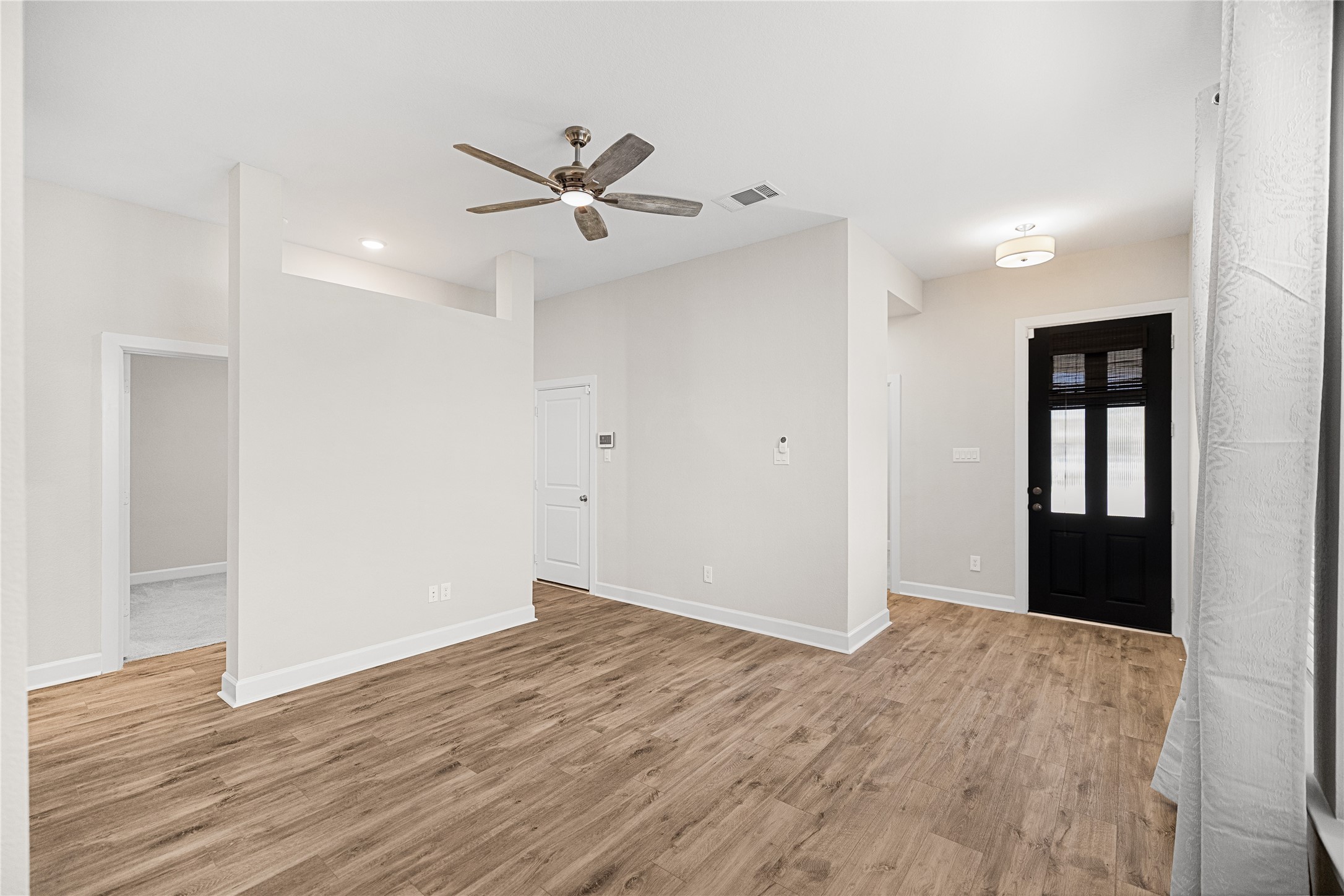 15611 Rising Wren Court Conroe, TX 77302 - Photo 4 of 41 Living Room/Entrance
