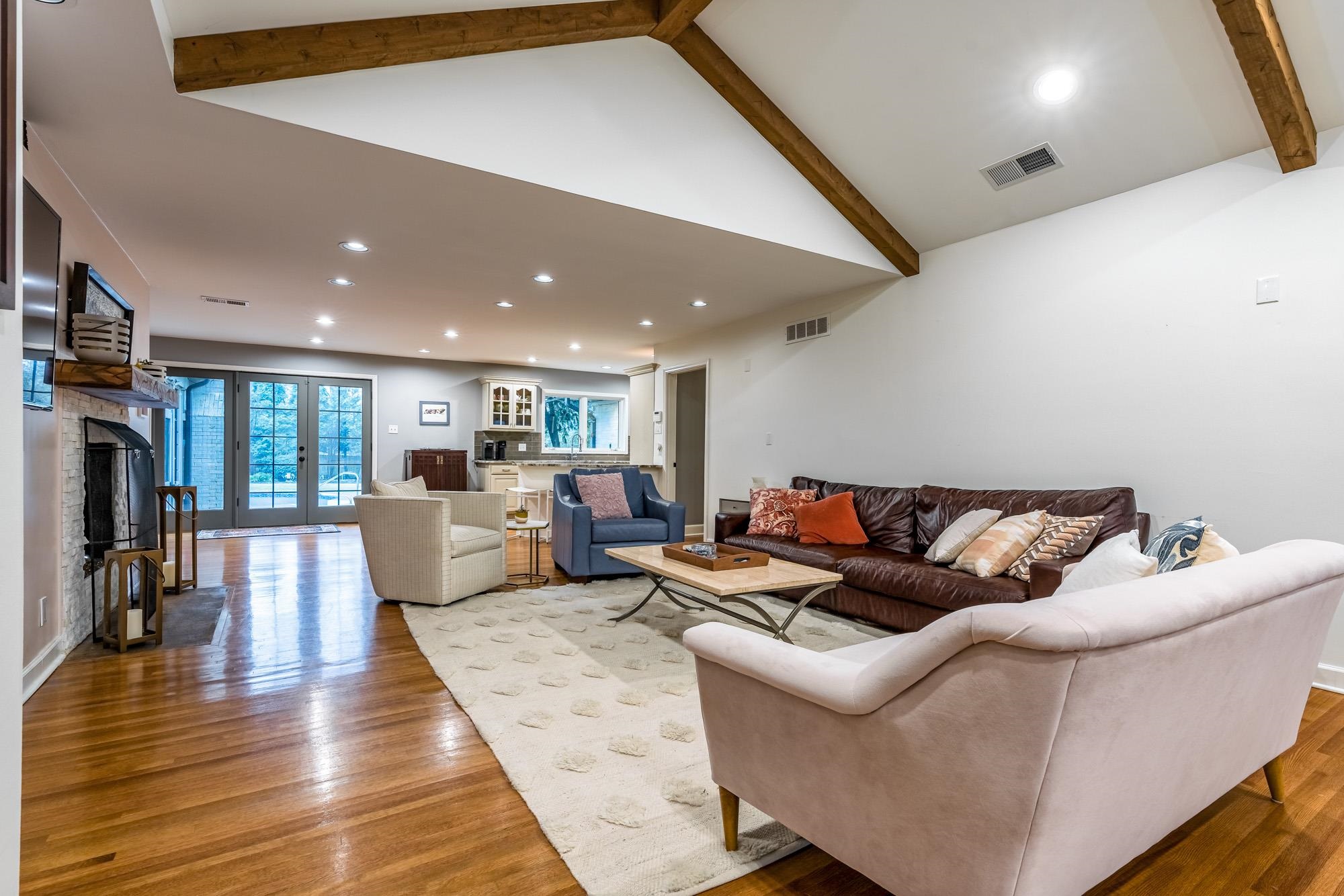 5179 Shady Grove Road Memphis, TN 38117 - Photo 10 of 25 a living room with furniture and a wooden floor