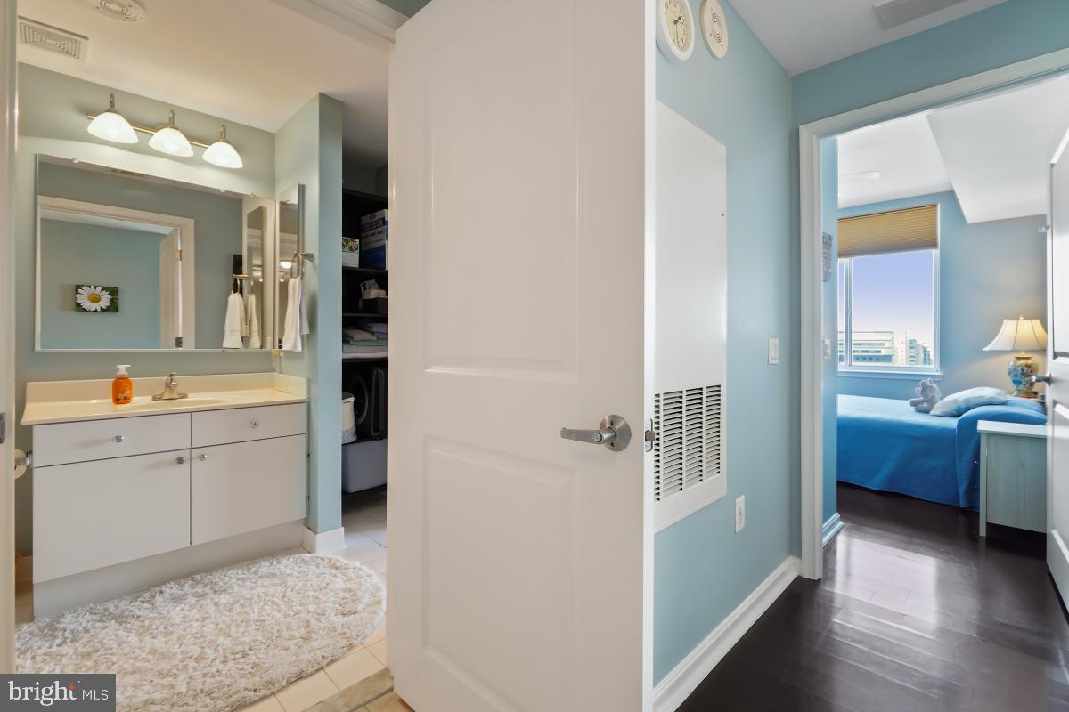 930 Wayne Avenue, Unit 1407 Silver Spring, MD 20910 - Photo 19 of 31 a bathroom with a tub sink and mirror