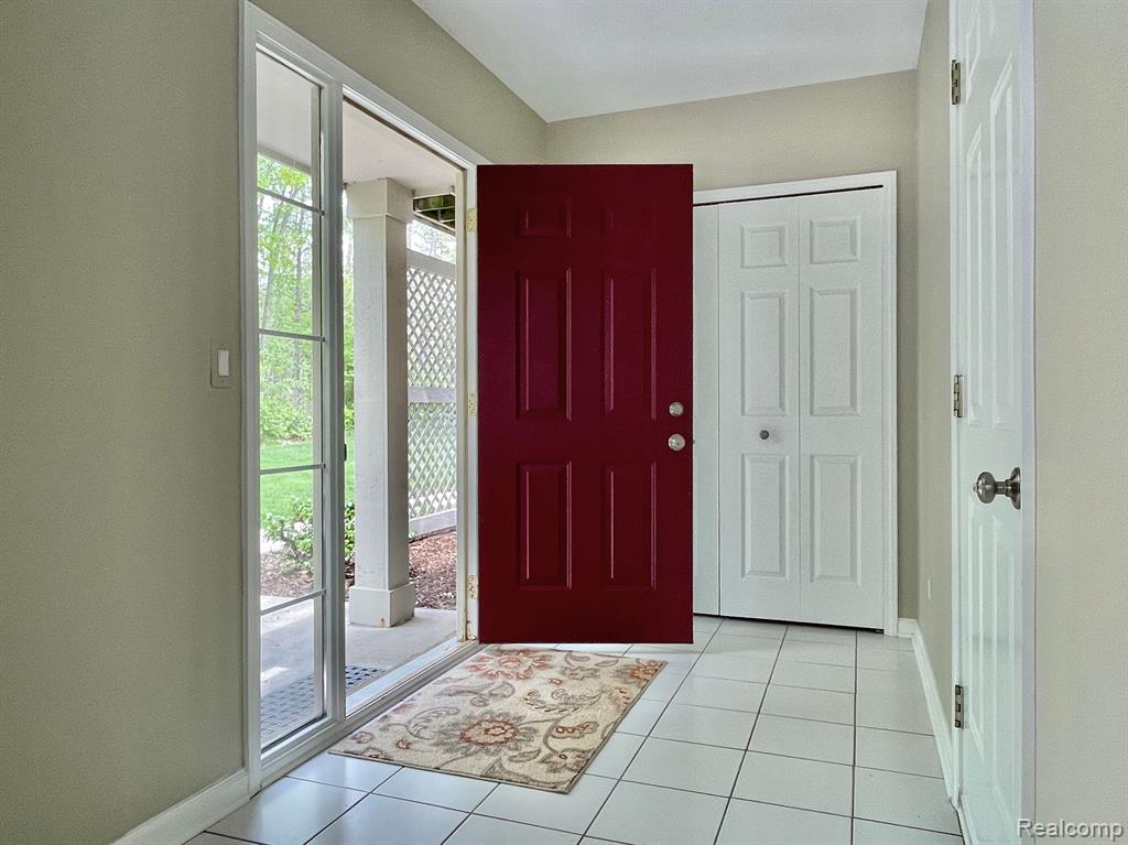1678 Deepwood Circle Rochester, MI 48307 - Photo 2 of 25 Gallery Image 2