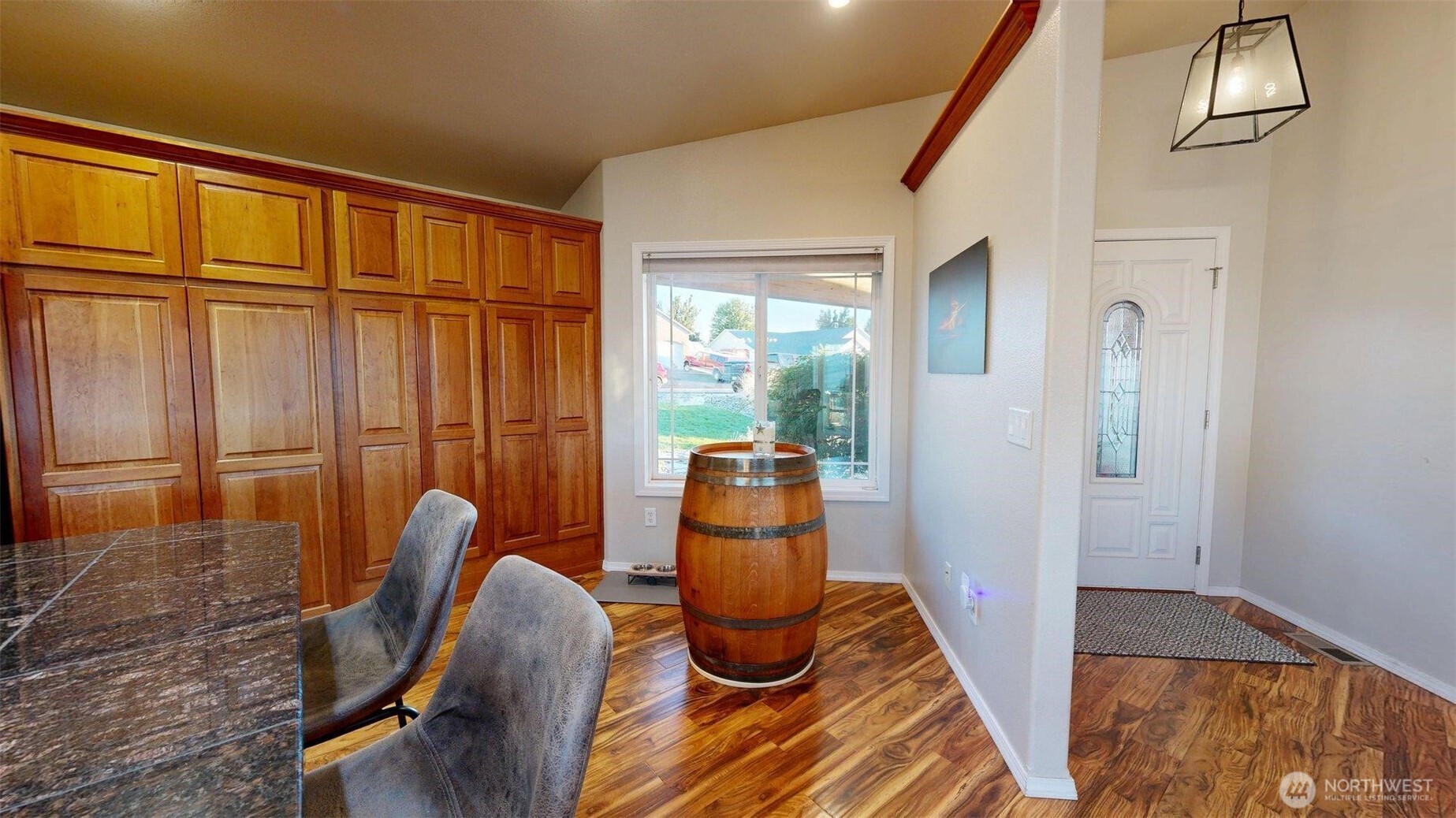 1724 Ridgeview Drive Clarkston, WA 99403 - Photo 2 of 38 a view of a living room with furniture