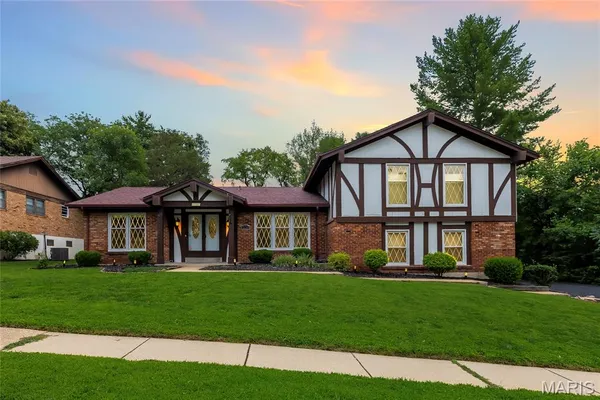 $550,000 | 334 Dungate Drive, Chesterfield, MO 63017