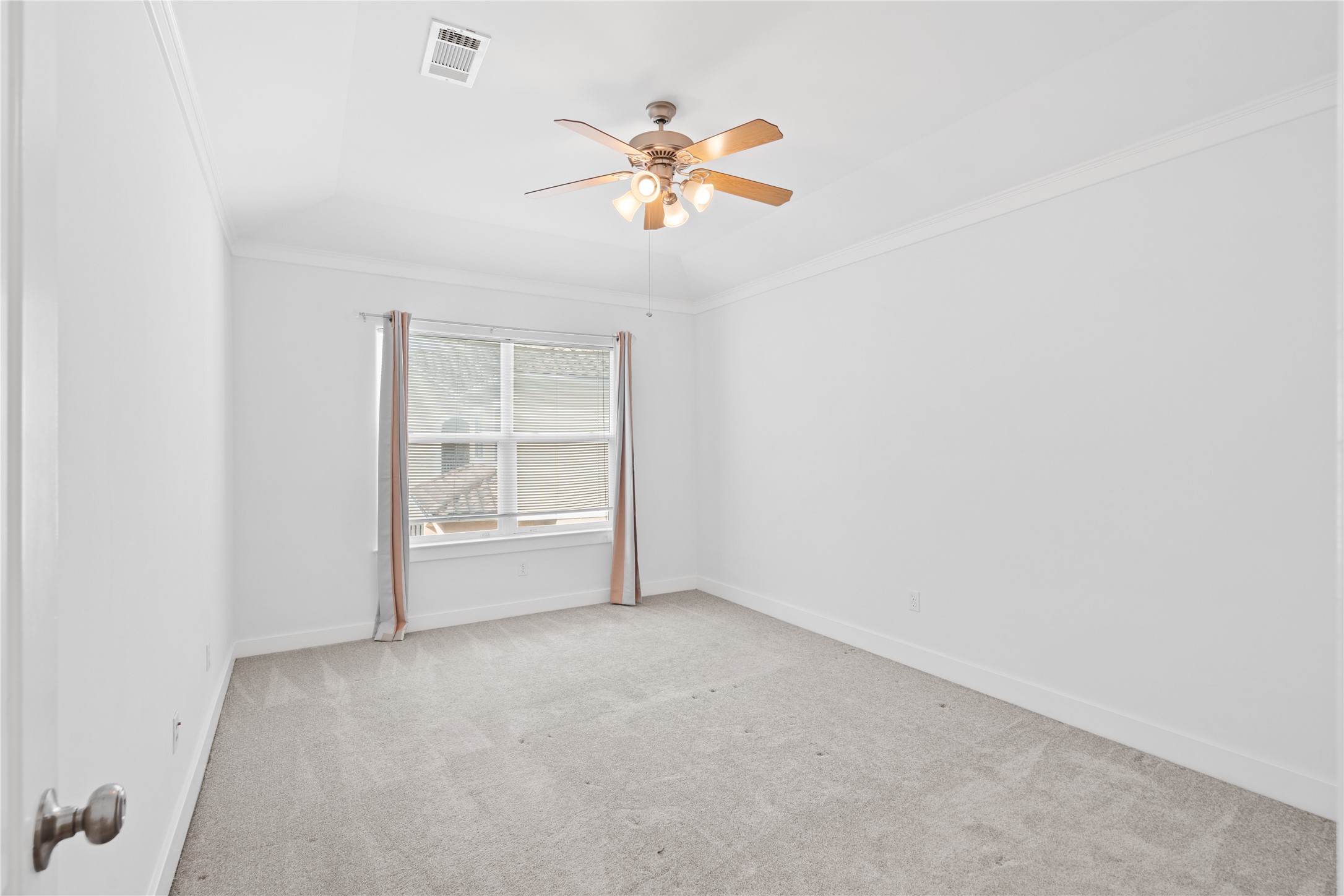 3006 McCulloch Circle Houston, TX 77056 - Photo 19 of 29 a view of an empty room with a window