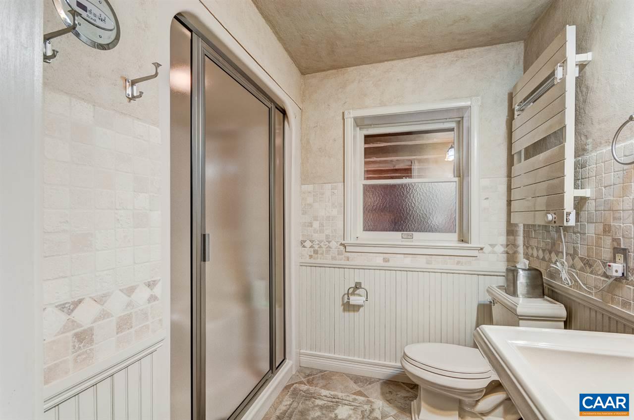 145 Ivy Ridge Road Charlottesville, VA 22901 - Photo 27 of 50 a bathroom with a toilet a sink and a bathtub