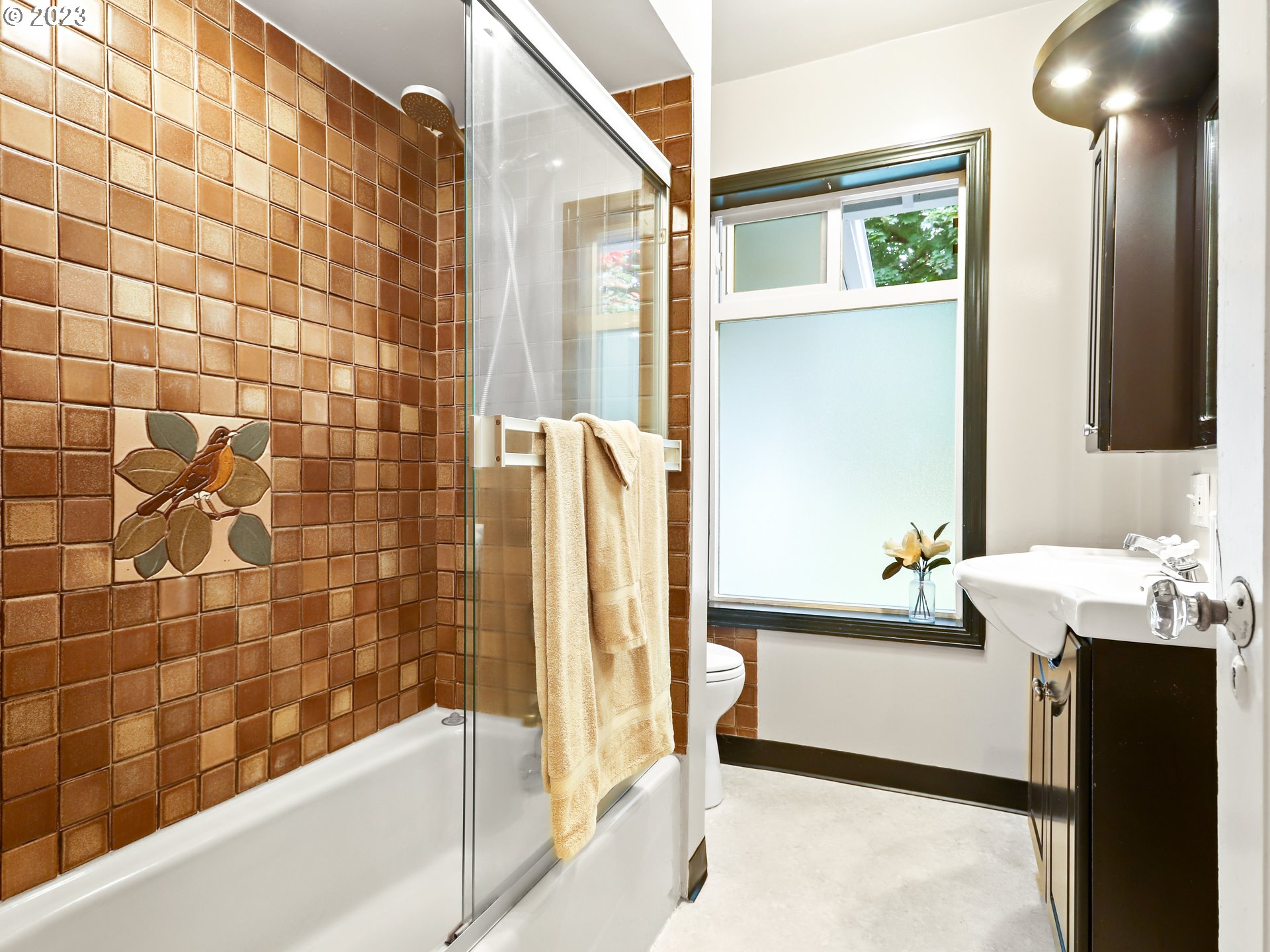 4524 Southeast 36th Place Portland, OR 97202 - Photo 19 of 41 a bathroom with a bathtub and a sink