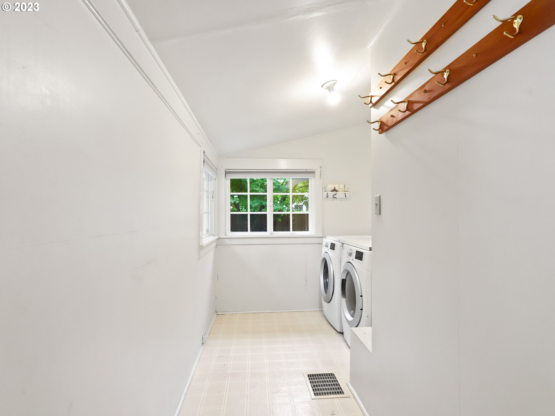 4524 Southeast 36th Place Portland, OR 97202 - Photo 23 of 41 a bathroom with a bathtub and a window