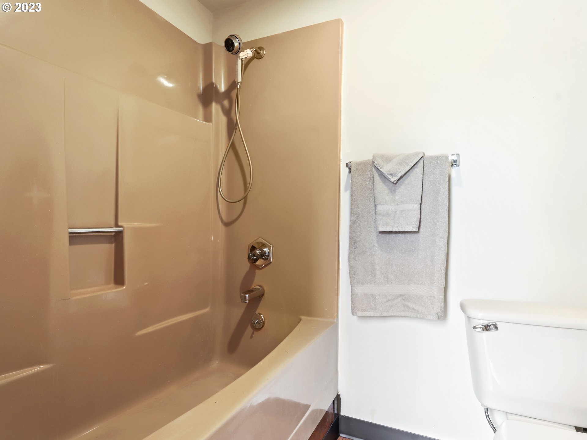 4524 Southeast 36th Place Portland, OR 97202 - Photo 31 of 41 a bathroom with a bathtub and shower