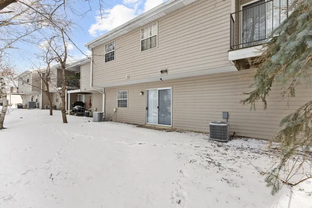 $2,000 | 46 Gant Circle, Unit A, Streamwood, IL 60107