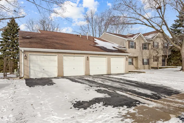 $2,000 | 46 Gant Circle, Unit A, Streamwood, IL 60107