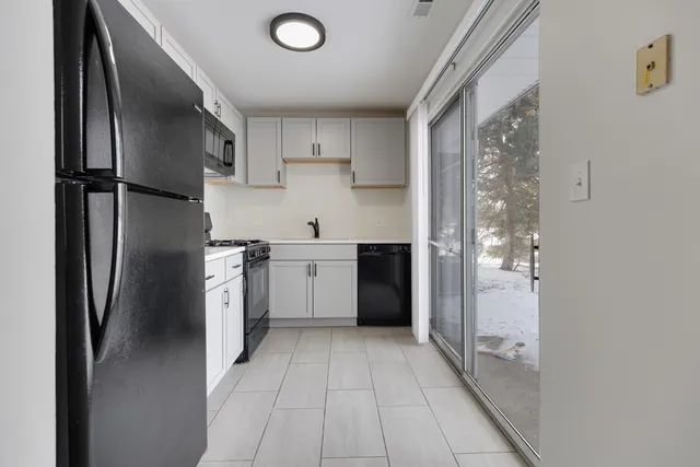 $2,000 | 46 Gant Circle, Unit A, Streamwood, IL 60107