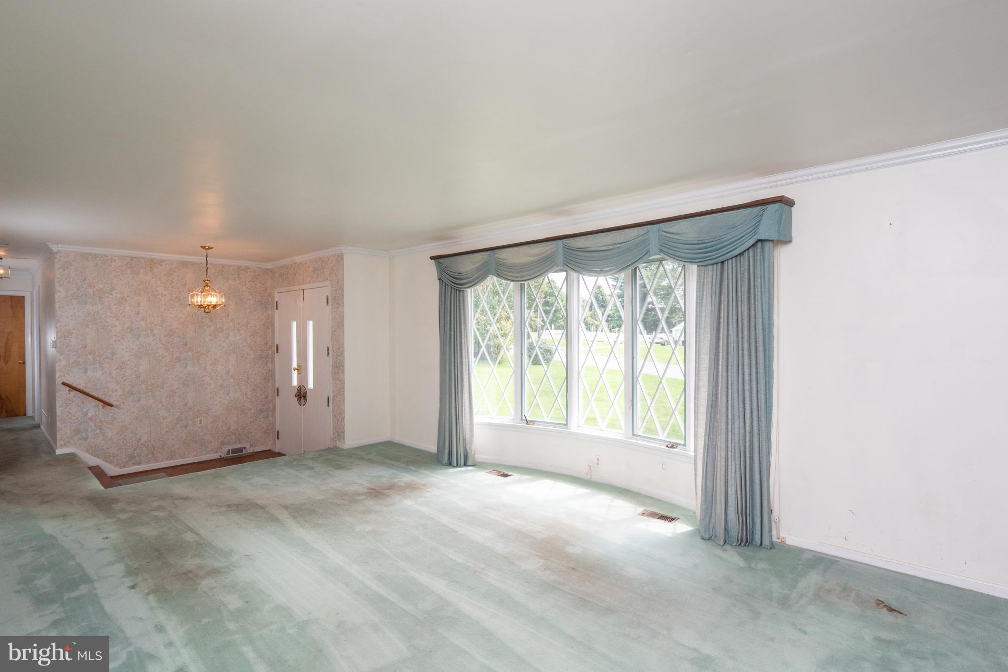 8612 Inwood Road Baltimore, MD 21244 - Photo 4 of 26 Living Room
