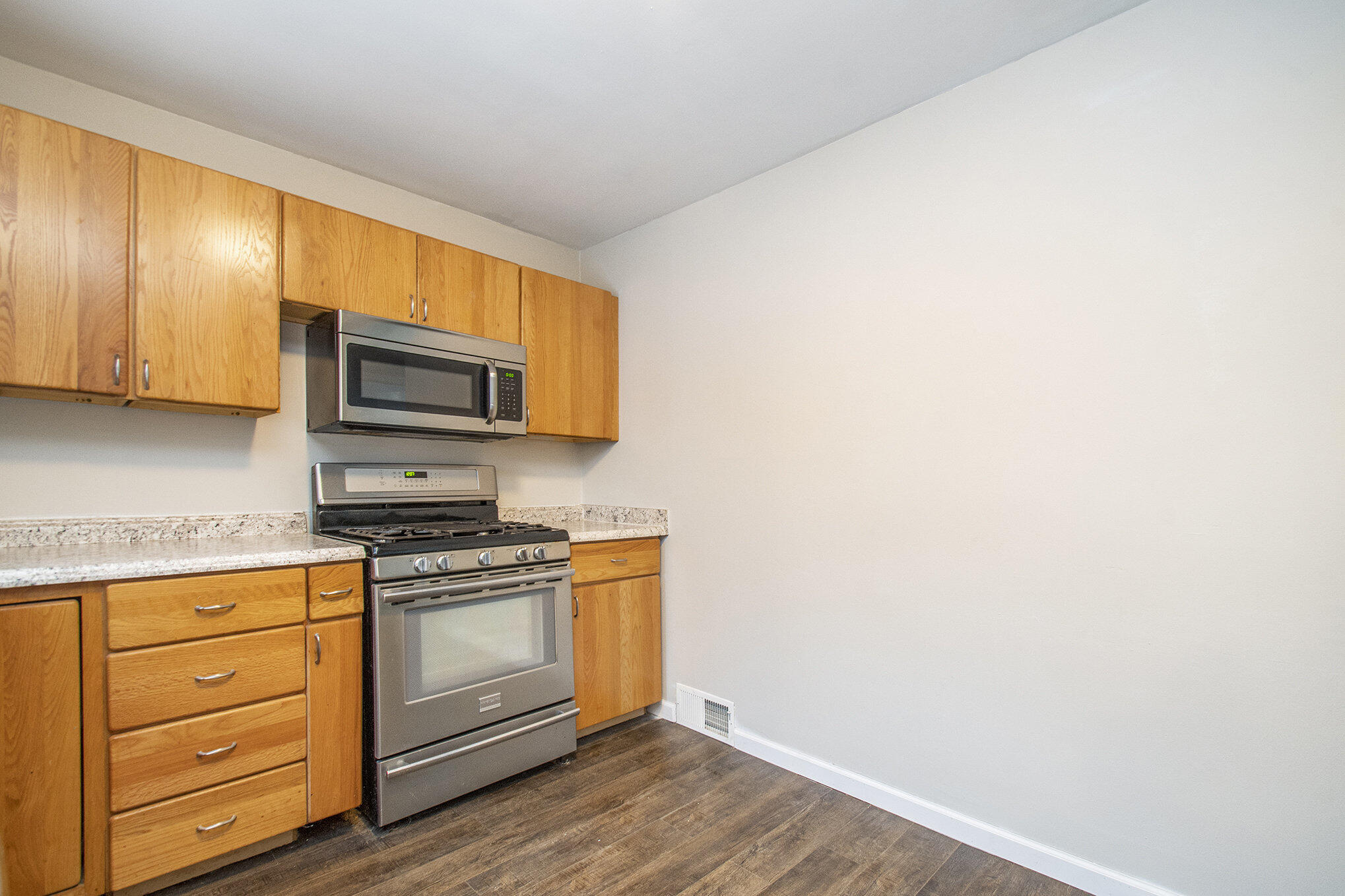 3030 South 13th Street Niles, MI 49120 - Photo 14 of 28 Gas Range/Oven!