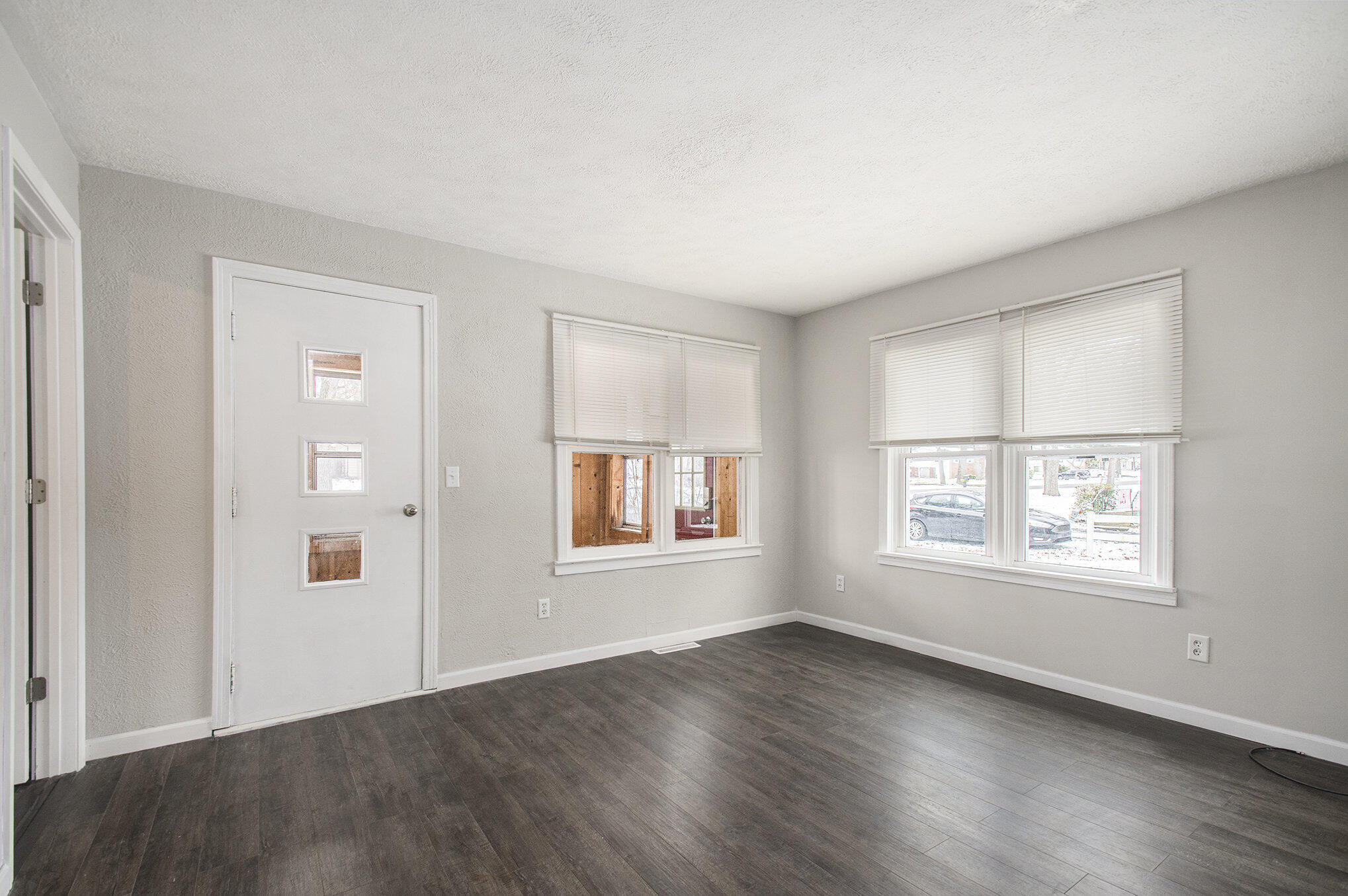 3030 South 13th Street Niles, MI 49120 - Photo 5 of 28 Living Room