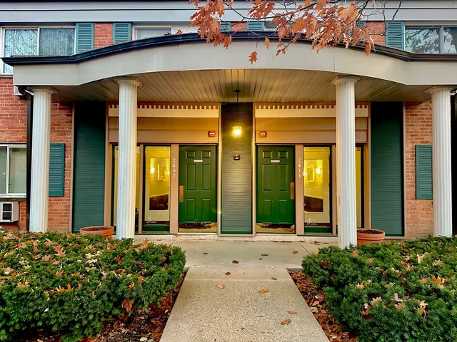 $2,200 | 2407 South Goebbert Road, Unit G202, Arlington Heights, IL 60005