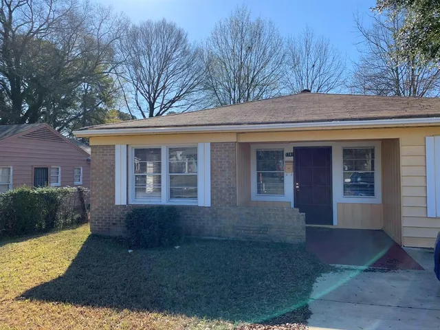 a view of a house with a yard