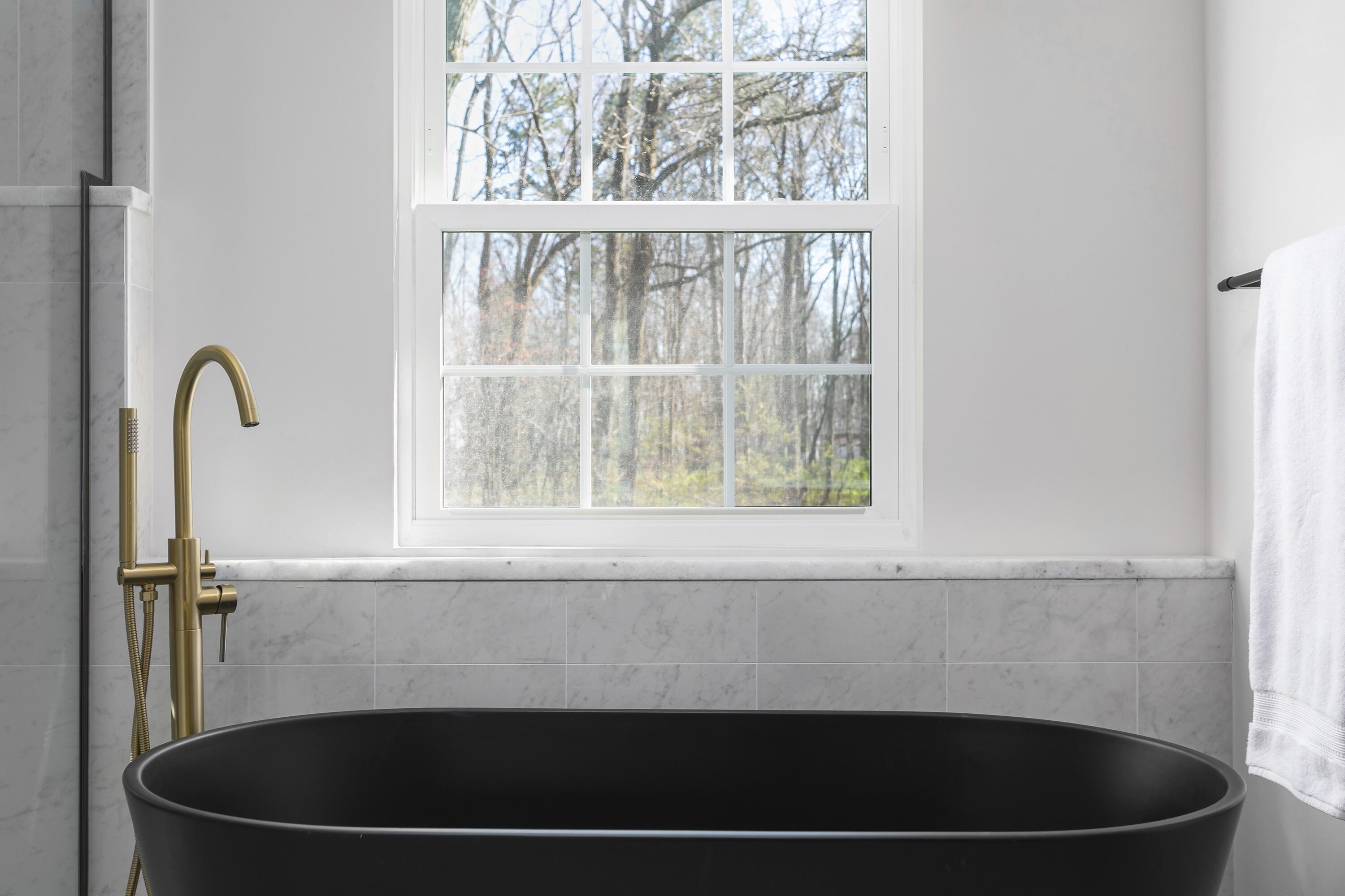 504 Barrington Road Signal Mountain, TN 37377 - Photo 14 of 39 504 Barrington Rd_Master Bathroom Tub_V