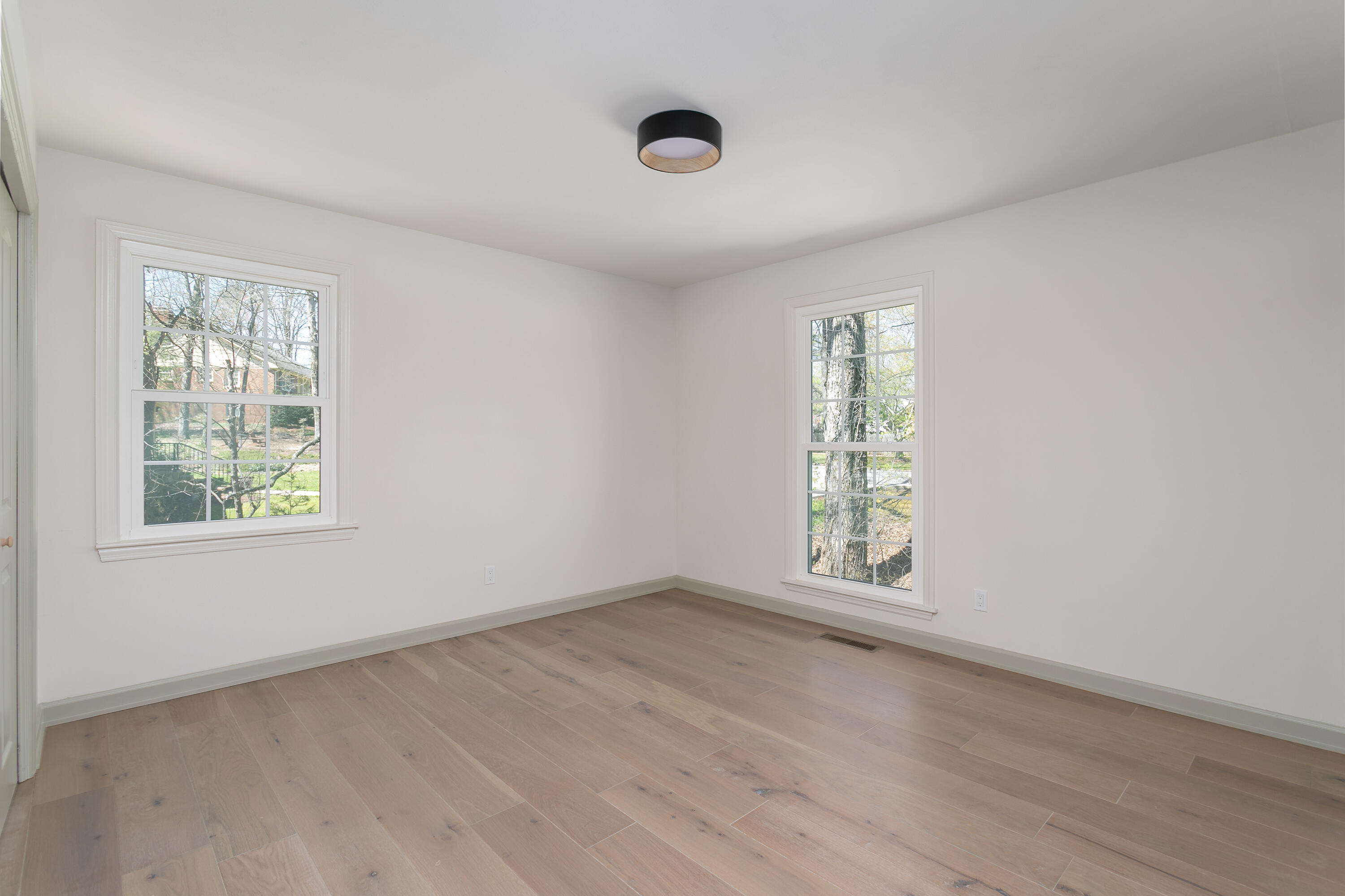 504 Barrington Road Signal Mountain, TN 37377 - Photo 23 of 39 504 Barrington Rd_Bedroom 3_V