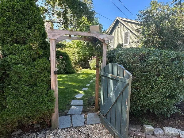 $2,675 | 1-1 Pigeon Hill Court, Unit 1, Rockport, MA 01966