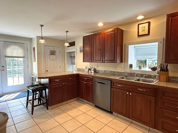 $2,675 | 1-1 Pigeon Hill Court, Unit 1, Rockport, MA 01966