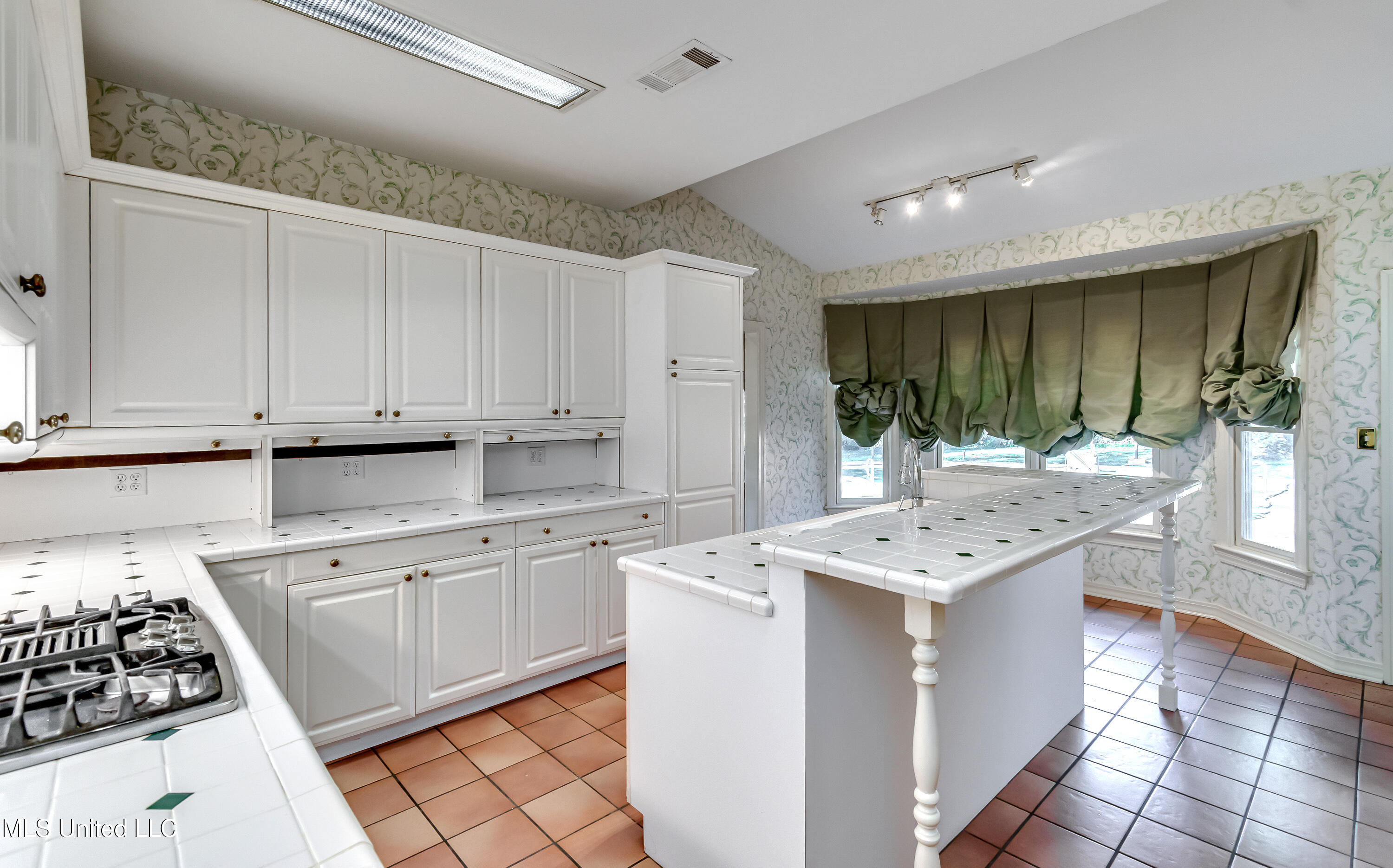 11 South Crownpointe Drive Jackson, MS 39211 - Photo 13 of 68 11 Crownpointe Dr-14