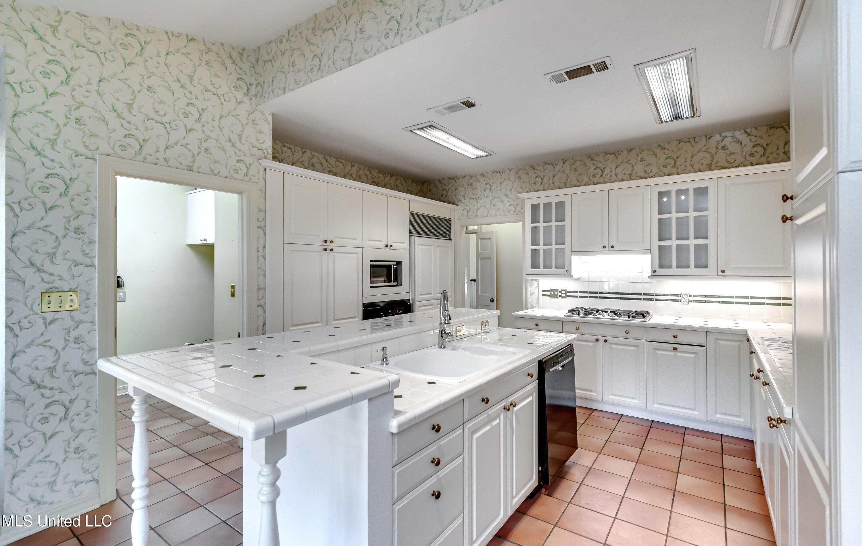 11 South Crownpointe Drive Jackson, MS 39211 - Photo 15 of 68 11 Crownpointe Dr-16