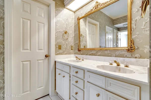 $299,900 | 11 South Crownpointe Drive, Jackson, MS 39211
