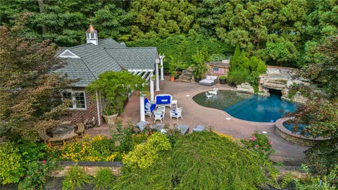 $3,695,000 | 11 Danton Lane North, Locust Valley, NY 11560