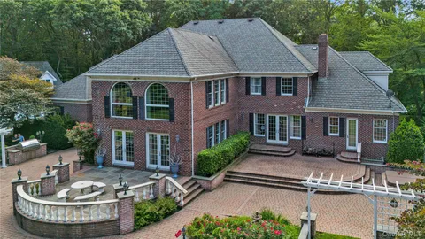 $3,695,000 | 11 Danton Lane North, Locust Valley, NY 11560