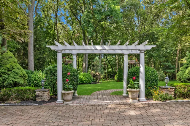 $3,850,000 | 11 Danton Lane North, Locust Valley, NY 11560