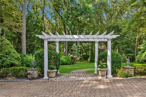 $3,695,000 | 11 Danton Lane North, Locust Valley, NY 11560