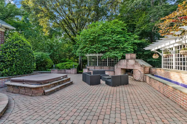 $3,850,000 | 11 Danton Lane North, Locust Valley, NY 11560