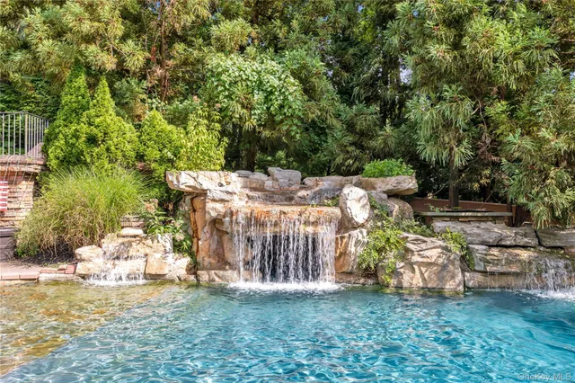 $3,850,000 | 11 Danton Lane North, Locust Valley, NY 11560