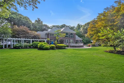 $3,695,000 | 11 Danton Lane North, Locust Valley, NY 11560